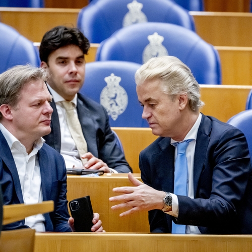 Omtzigt en Wilders bestoken premier Schoof (ex-AIVD) met Kamervragen over bespioneren burgers