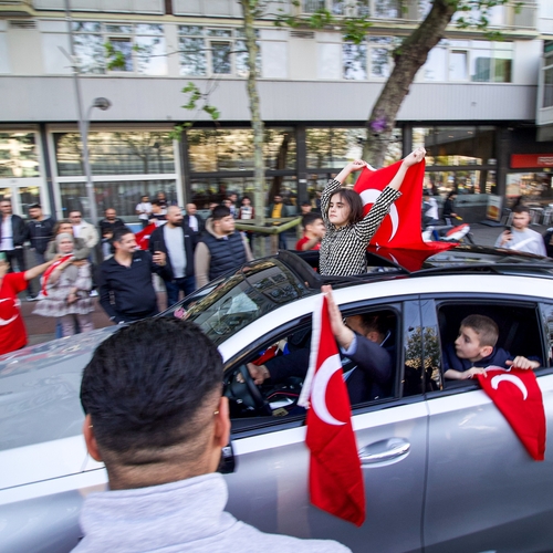 In Rotterdam vierden Erdogan-fans luidruchtig verdere ontmanteling van de democratie