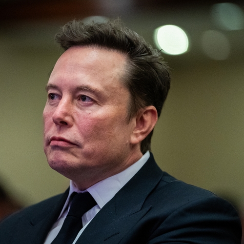 Pyromaan Elon Musk probeert Verenigd Koninkrijk in brand te steken