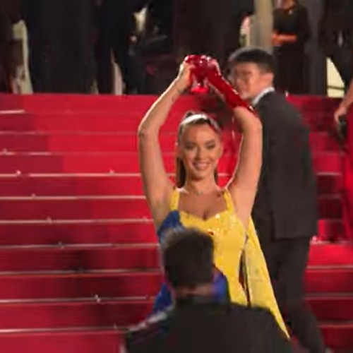 Protest met Oekraïense jurk en nepbloed op de rode loper in Cannes