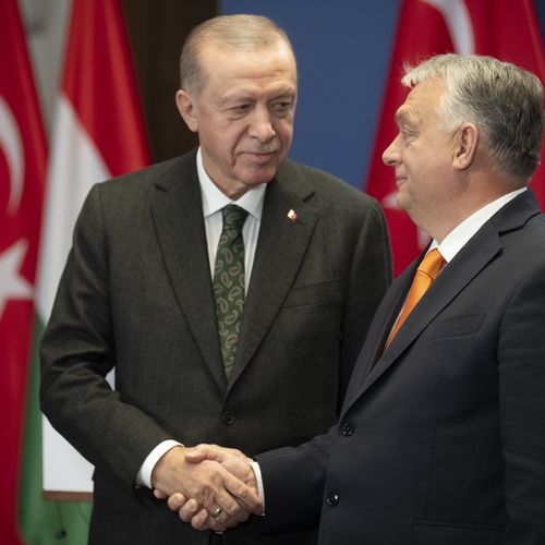 Je raadt nooit wat Orbán cadeau deed aan Erdoğan