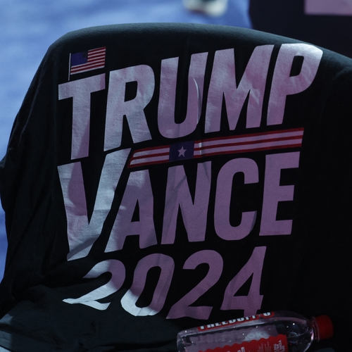 J.D. Vance noemde Trump ‘Amerika’s Hitler’, nu kiest Trump hem als zijn running mate