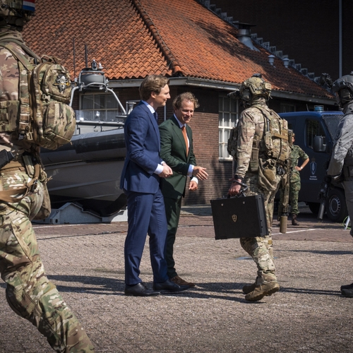 Minister Brekelmans moet maar in de leer gaan bij de Taliban