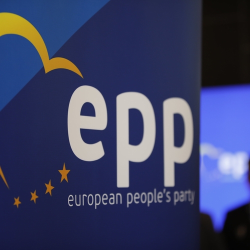 Justitie doet inval bij hoofdkantoor Europese christendemocraten in onderzoek naar corruptie