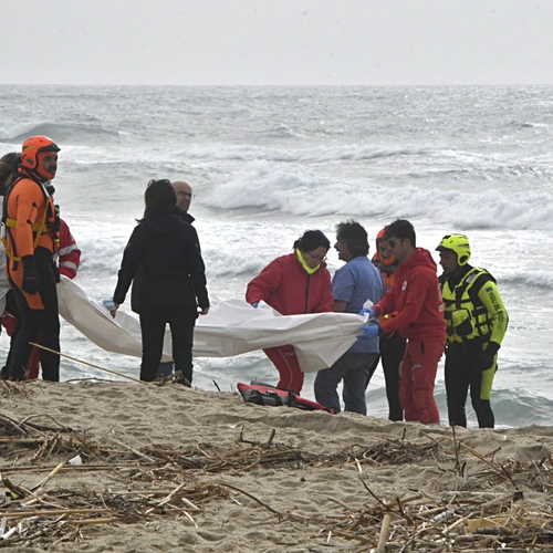 58 Migranten overleden door schipbreuk, lichamen aangespoeld aan Italiaanse kust