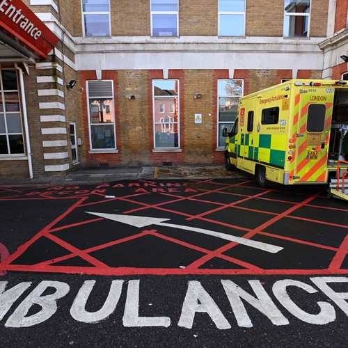 Britse zorgcrisis: moeder moet elf uur op ambulance wachten en overlijdt