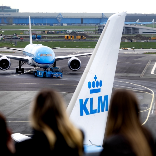 KLM verergert klimaatcrisis door reizigers expres te laten omvliegen