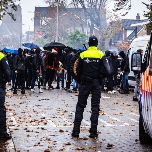 Racisten belagen vreedzame KOZP-demonstranten in De Lier, ME komt in actie tijdens kinderfeest