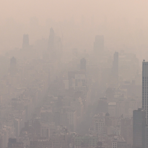 Apocalyptische rookwolken boven New York City door Canadese bosbranden