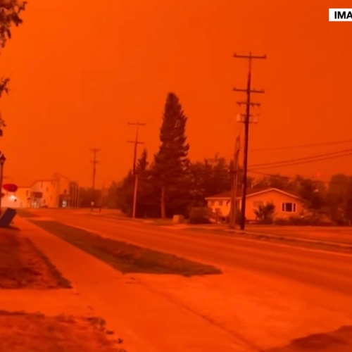 Duizenden Canadezen in allerijl op de vlucht vanwege klimaatcrisis, bosbranden bedreigen stad in noordwesten