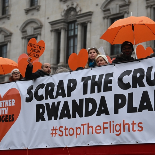 Rechts-radicaal plan om asielzoekers te deporteren naar Rwanda blijkt illegaal