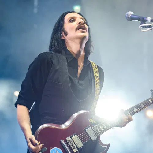 Zanger Brian Molko van rockband Placebo noemt Giorgia Meloni een fascist en riskeert nu Italiaanse boete