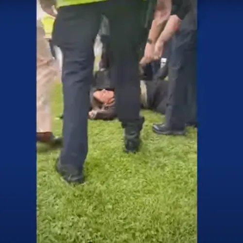 Australische politie duwt senator tegen grond tijdens protest tegen anti-transactivist