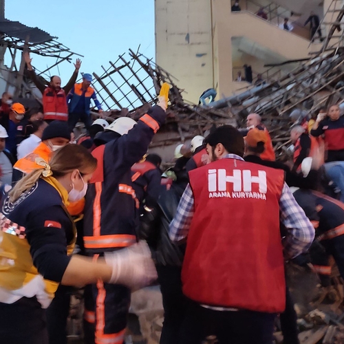 Nieuwe aardbeving in Turkije, gebouwen storten in