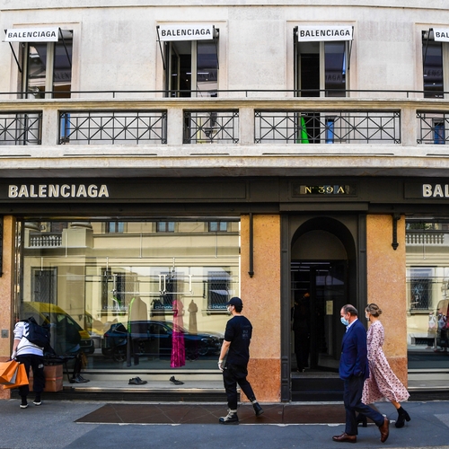 Modemerk Balenciaga onder vuur door campagne waarin kinderen spelen met teddyberen in SM-kleding