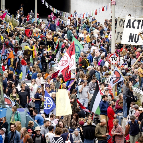 Klimaatactivisten XR blokkeren snelweg A12 weer uit protest tegen fossiele subsidies