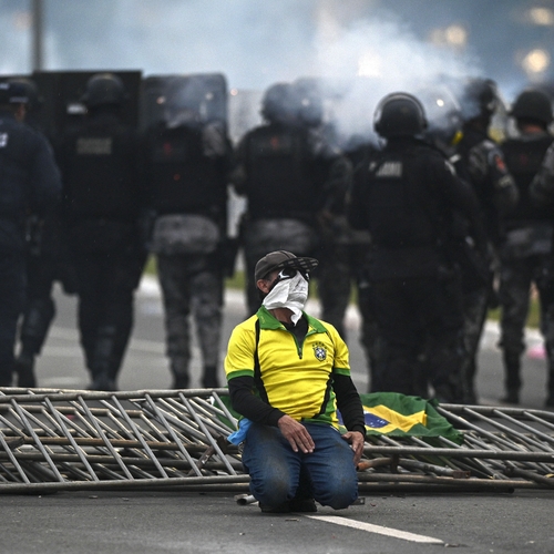 Politie neemt Braziliaans parlement weer in, Bolsonaro houdt zich schuil in Florida