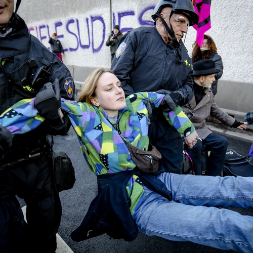 Politie grijpt in bij vreedzaam klimaatprotest A12 in Den Haag omdat activisten geen trekkers hebben