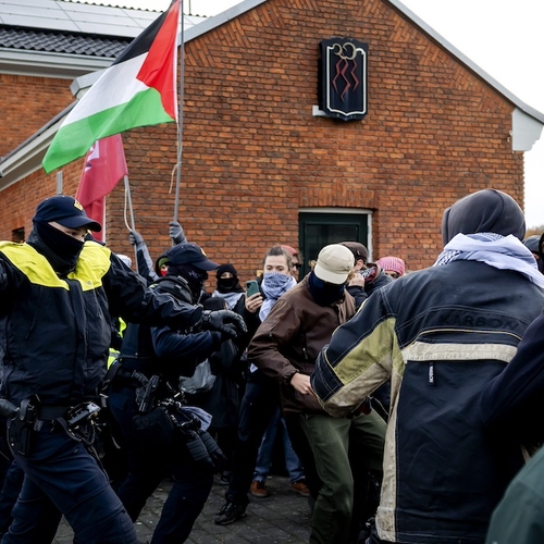 De bezoekers aan de NEDS Wapenbeurs in Rotterdam hadden gelijk en de demonstranten óók