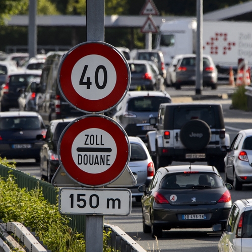 Denkend aan Holland zie ik lange files eindeloos voor de douane staan