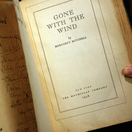 Nieuwe editie Gone with the Wind krijgt van uitgever buitengewoon eerlijke labels mee: Boek is racistisch en schadelijk
