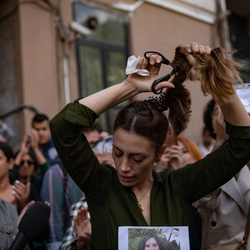 Nederlandse solidariteit met de opstand tegen het reli-fascistische, vrouwvijandige Iraanse regime is van waarde