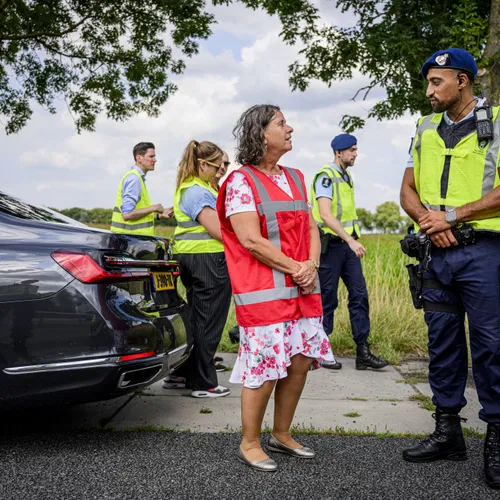 Vluchtelingen goedkoper uit door grenscontroles van falende Faber