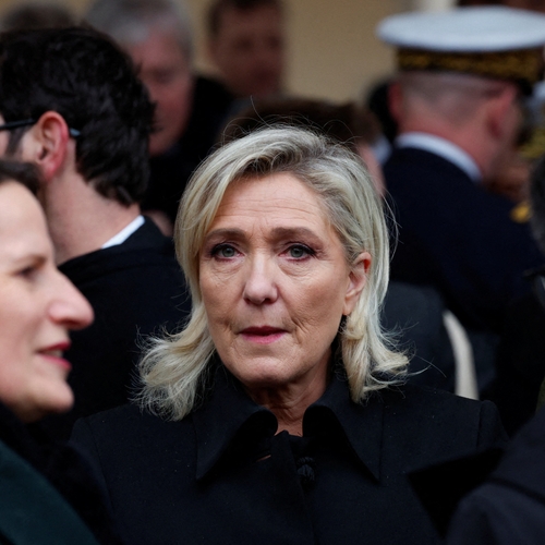 Macron wil Franse rechtsextremist Le Pen niet bij eerbetoon aan communistische verzetsheld, maar ze gaat toch