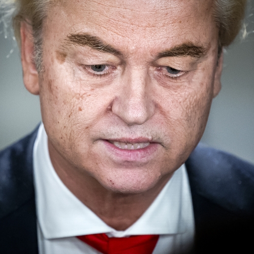 Wilders piepelt zijn eigen kabinet terwijl links op de achtergrond blijft