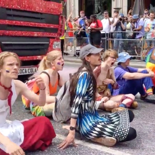 Klimaatactivisten Just Stop Oil blokkeren Londense Pride als protest tegen sponsoring door extreem vervuilende industrie