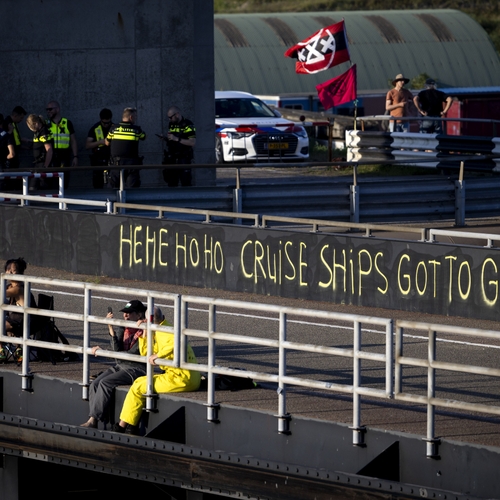 Extinction Rebellion blokkeert opnieuw klimaatverwoestende cruiseschepen bij IJmuiden