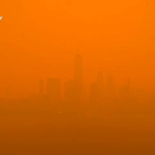 Timelapse laat zien hoe bizar snel New York City verdween onder een oranje deken van vervuilende rook