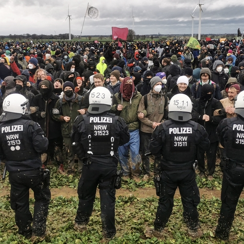 Afbeelding van Tienduizenden demonstranten uit heel Europa proberen afgraven bruinkooldorp Lützerath tegen te houden