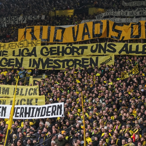Massaal protest in Duitse stadions tegen sponsoring voetbalbond door roofkapitalist
