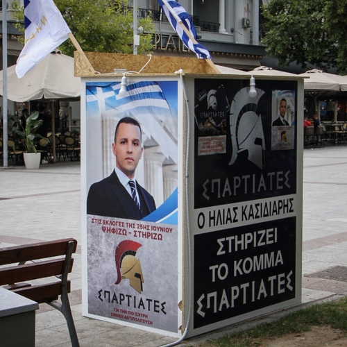 Daar zijn ze weer: Griekse neonazi's keren terug in parlement