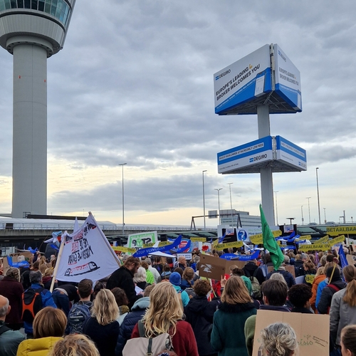 Actiedrukte op Schiphol, meerdere demonstraties tegen klimaatverwoesting