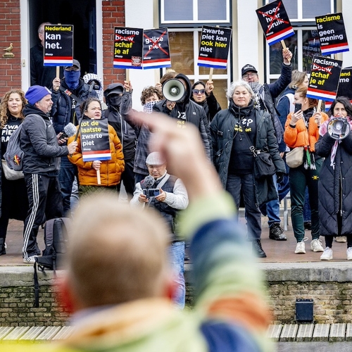 KOZP staakt protesten nadat tientallen gemeenten racistische Piet-figuur alsnog in de ban doen