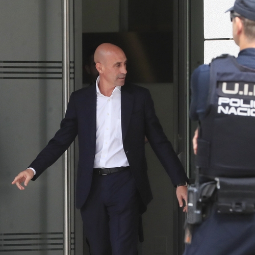Spaanse rechter legt aanrandende voetbalvoorzitter Rubiales contactverbod met slachtoffer op