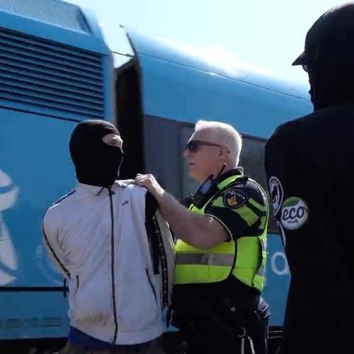 Bizar: Politieagent duwt gearresteerde klimaatactivist bijna onder de trein
