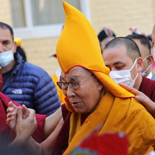 Dalai Lama zegt sorry nadat hij een jongetje vroeg om aan zijn tong te zuigen