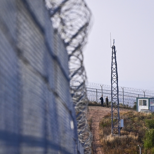 Grensbewakers EU vernederen vluchtelingen in clandestiene detentiecentra