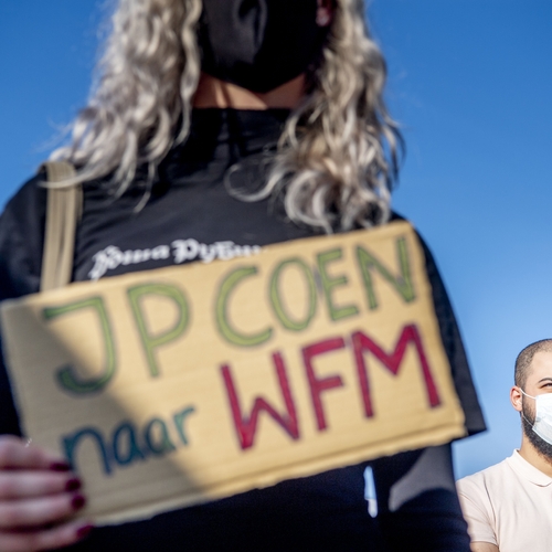 Demonstranten willen dat Hoorn standbeeld genocidepleger J.P. Coen verplaatst naar museum