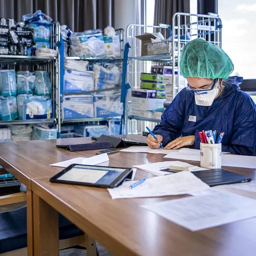 Leerkrachten en zorgpersoneel moeten gewoon zélf ophouden met onzinadministratie