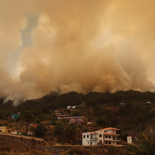 Duizenden mensen geëvacueerd van Canarische Eilanden wegens extreme hitte en bosbranden
