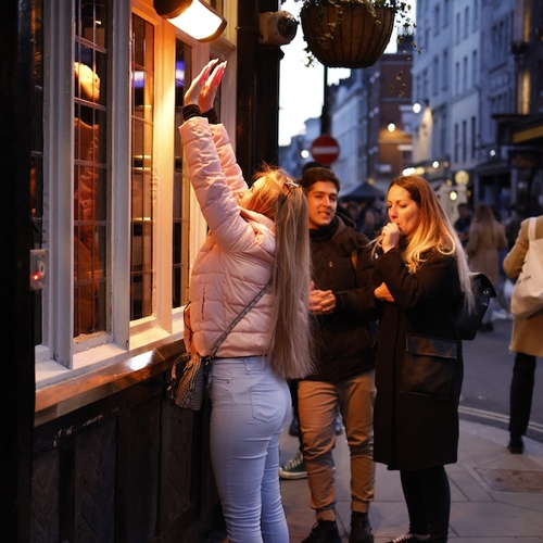 Café rekent gasten die buiten willen zitten 2,30 euro per uur voor gebruik terrasverwarmer