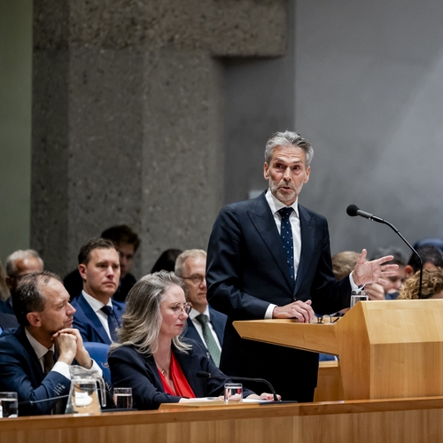 Dick Schoof staat te schutteren in eerste Kamerdebat, Wilders gooit hem direct onder de bus