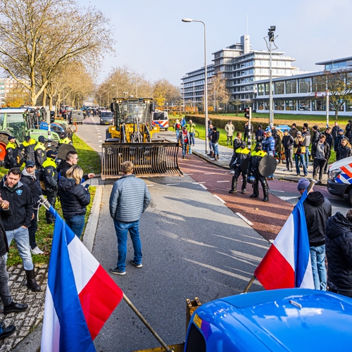 Afbeelding van Boze boeren belagen provinciehuis Zwolle weer, politie grijpt nu wel in