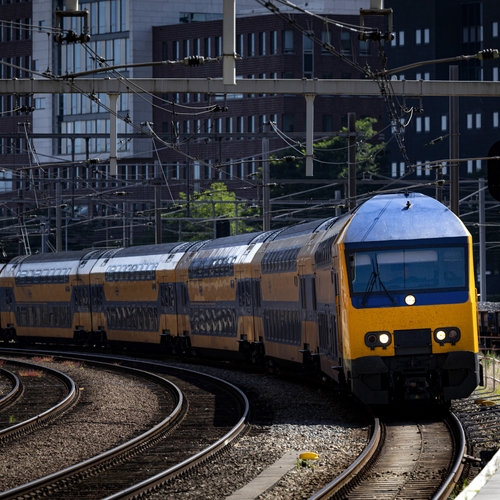 Kabinet ondermijnt bestaanszekerheid en jaagt treinreizigers op kosten