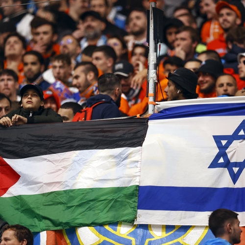 Gemeente Vlaardingen vervangt na overleg met Palestijnse inwoners Israëlische vlag door vredesvlag