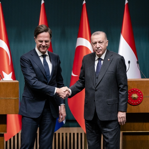 Afbeelding van Ankara roept Nederlandse ambassadeur op het matje door koranverscheuring door Pegida-voorman